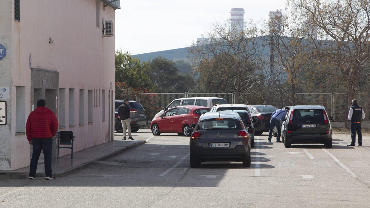 Coches en la ITV de Sagunt, el pasado febrero.