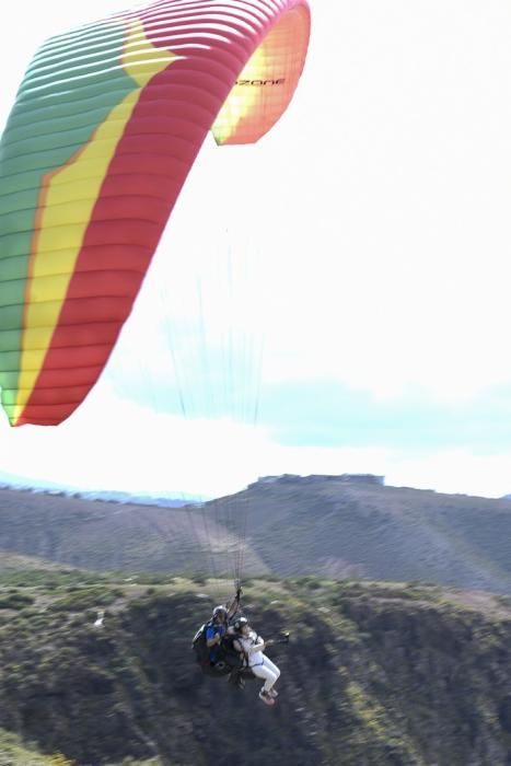 10-05-19 LAS PALMAS DE GRAN CANARIA. ZONA DE SALTOS PARAPENTE DE LOS GILES. LAS PALMAS DE GRAN CANARIA. Nardy Barrios en parapente.  Nardy Barrios se tira en parapente desde Los Giles junto a una persona que ganó un concurso. Fotos: Juan Castro  | 10/05/2019 | Fotógrafo: Juan Carlos Castro