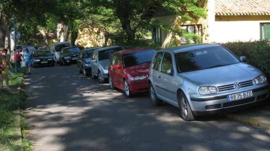 Numerosos coches subidos a las aceras de la Ciudad de Vacaciones, durante el pasado verano.
