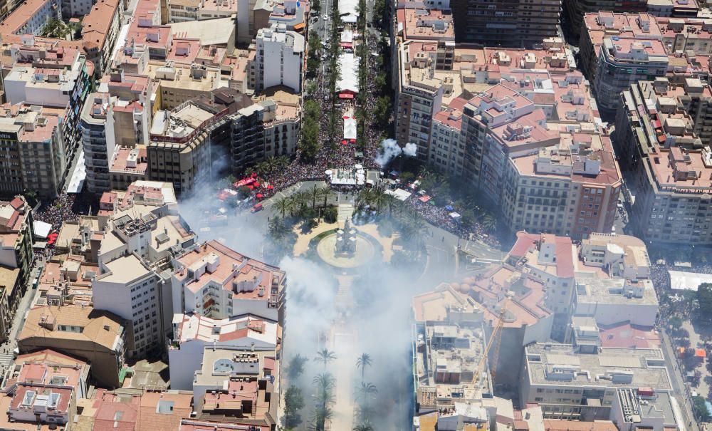 INFORMACIÓN fotografía la mascletà de Fuegos Artificiales del Mediterráneo desde el helicóptero de vigilancia de la Policía Nacional