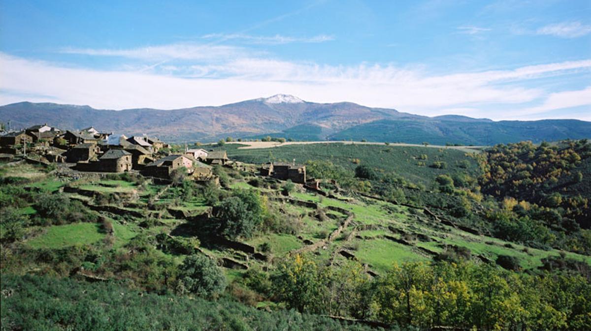 Roblelacasa, que se caracteriza por su arquitectura negra, cuenta con 40 casas y una ermita