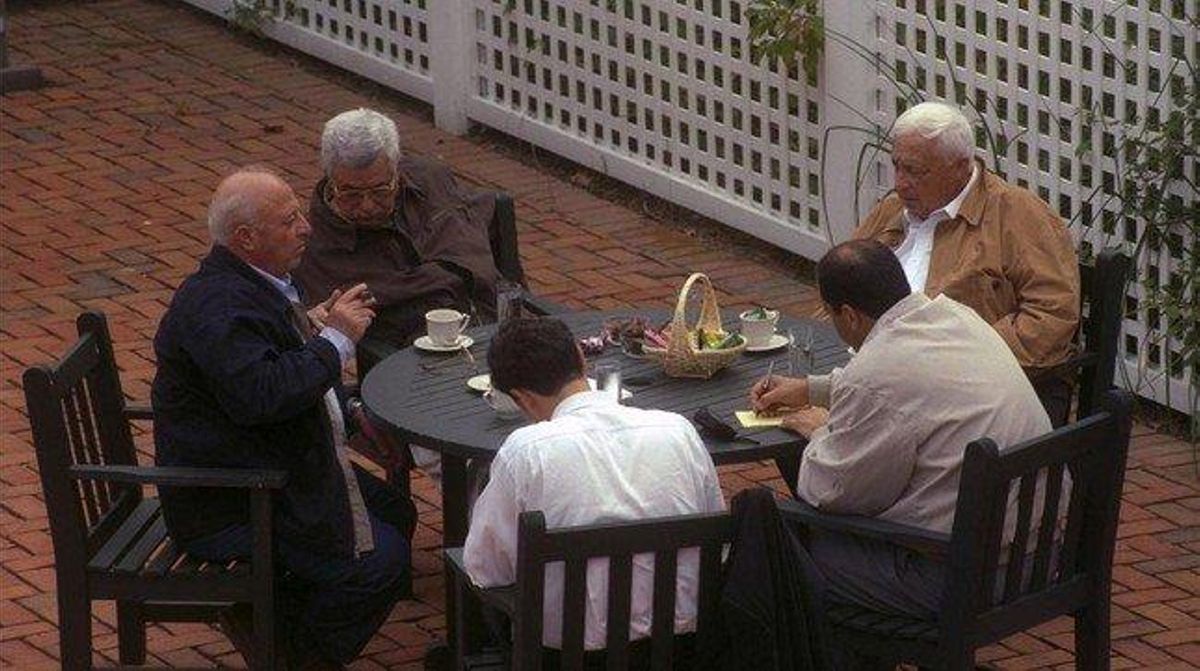 Ariel Sharon junto a los mediadores palestinos durante las conversaciones de paz del Oriente Medio en Estados Unidos en octubre del 1998