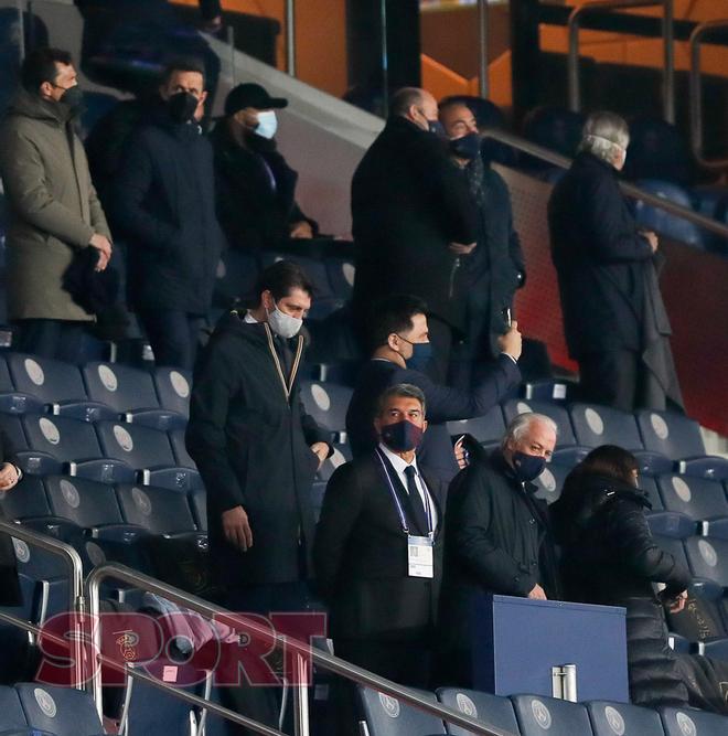 Joan Laporta acompañó al equipo desde el palco en el partido de Champions League entre el Paris Saint Germain y el FC Barcelona disputado en el Parc des Princes.