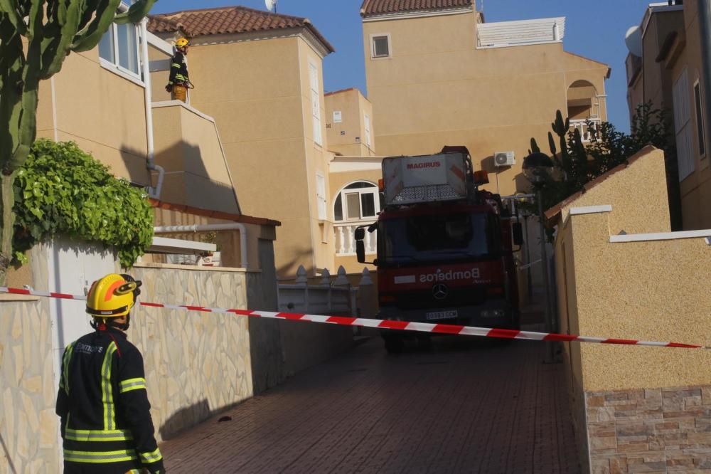 Rescatadas cuatro personas con vida tras el derrumbe de un bungaló en Orihuela Costa