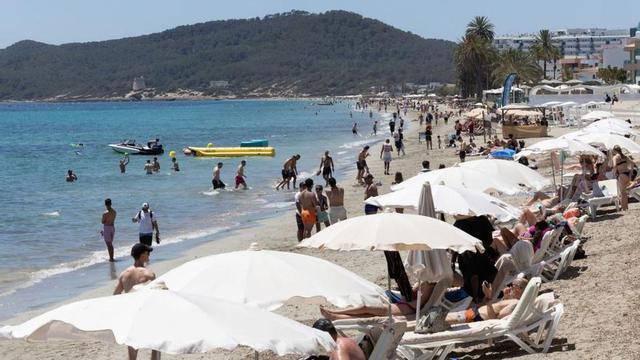 Turistas en Platja d’en Bossa.