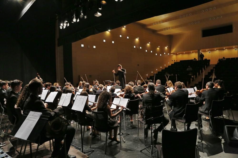 La gran afluencia de público obliga a la Joven Orquesta de Torrevieja a doblar su concierto en el Centro Cultural Virgen del Carmen