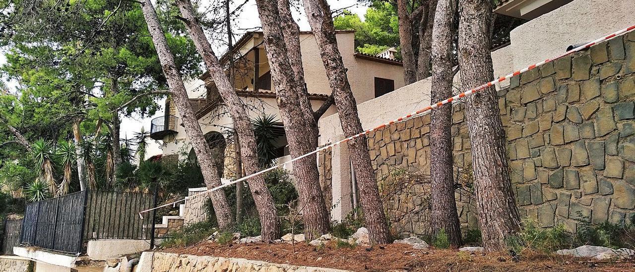 El chalet está en el acceso principal al Penyal d’Ifach y presenta un alto grado de abandono  | ALFONS  PADILLA