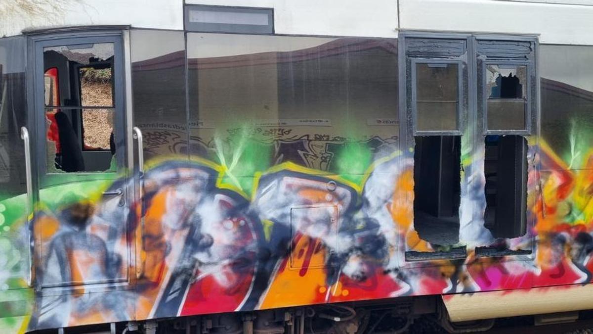 Así luce el tren abandonado en Piedras Blancas, lleno de graffitis y saqueado