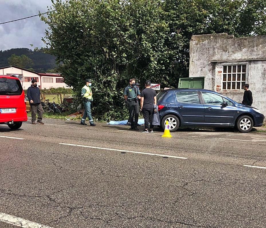 Los agentes, custodiando el cuerpo del joven. | I. G.