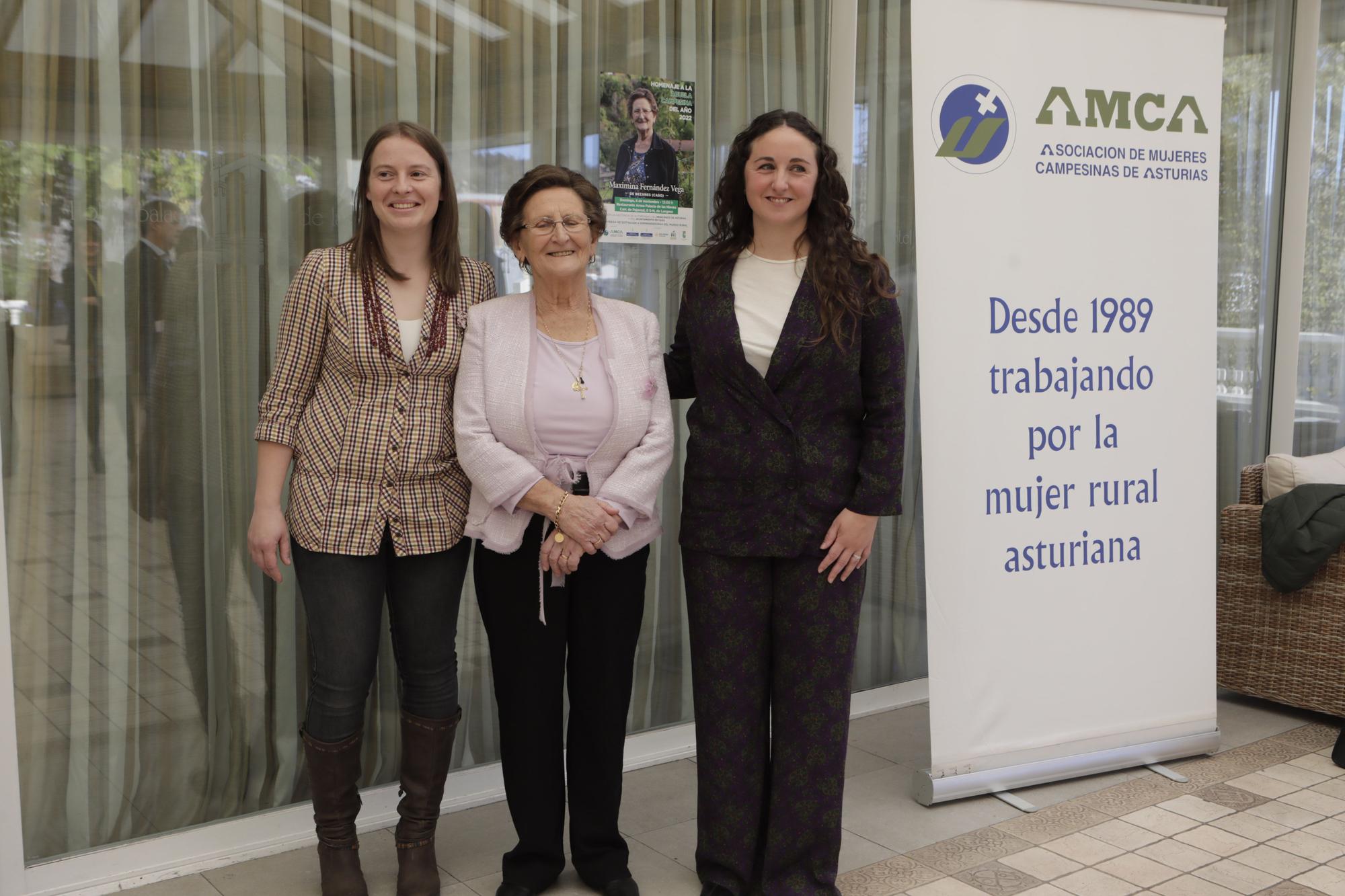 Entrega del premio "Abuela Campesina de Asturias" a la casina Maximina Fernández