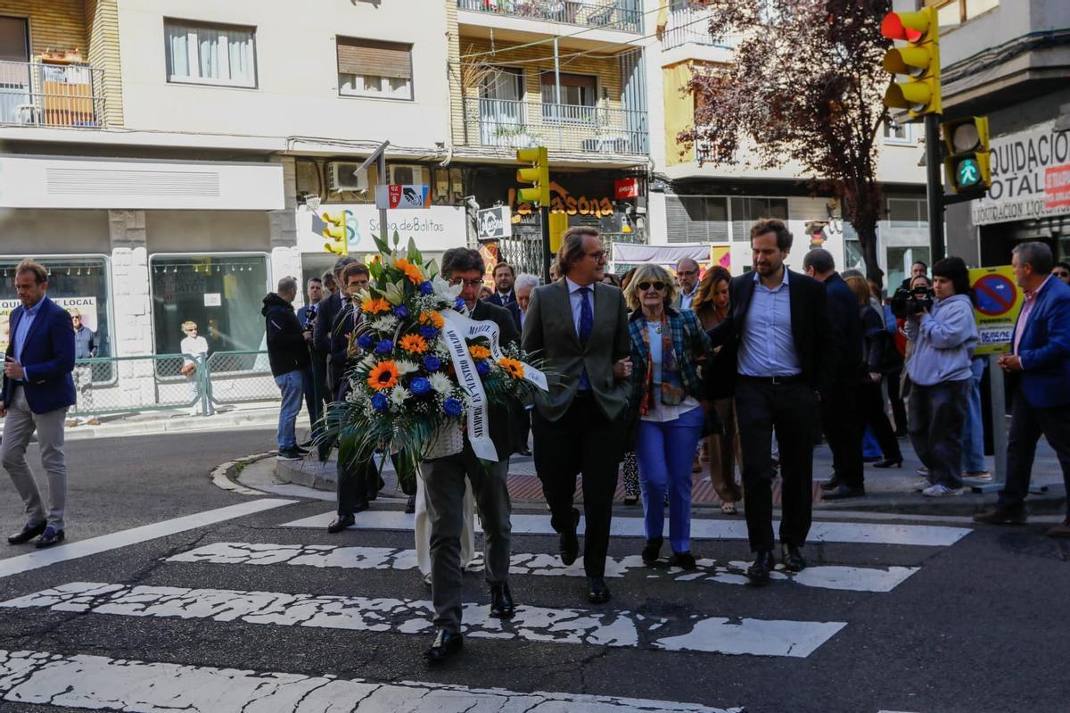La viuda y los hijos de Manuel Giménez Abad participan en la ofrenda floral.