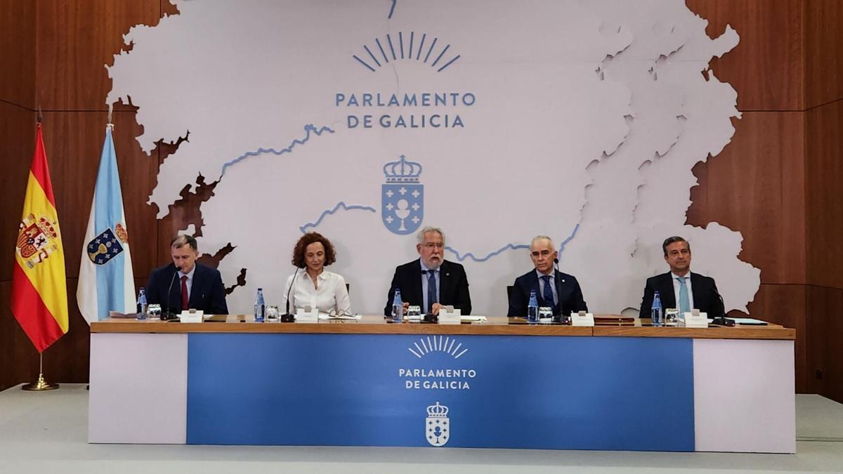 Pie foto mesa: de izq. a dcha., Jorge Prades, vicepresidente del Consejo General del Notariado, Carmen Eiró, fiscala superior de Galicia, Miguel A. Santalices, presidente Parlamento de Galicia, José María Graíño, decano Colegio Notarial de Galicia, y Germán Serrano, magistrado delegado CGPJ en Galicia.