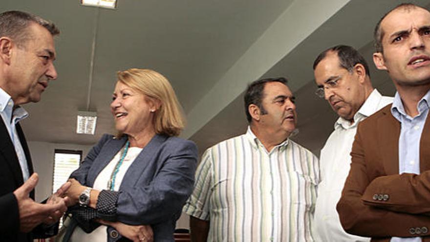 El presidente del Gobierno de Canarias, Paulino Rivero (i) conversa con la delegada del Gobierno, Dominica Fernández, junto a los alcaldes de Valverde, Agustin Padrón (3d), El Pinar, Juan Miguel Padrón (2d), y Frontera, David Cabrera (d), antes de comenzar la reunión del Plan de Protección Civil ante Riesgo Volcánico en el Ayuntamiento de El Pinar, en la isla de El Hierro.