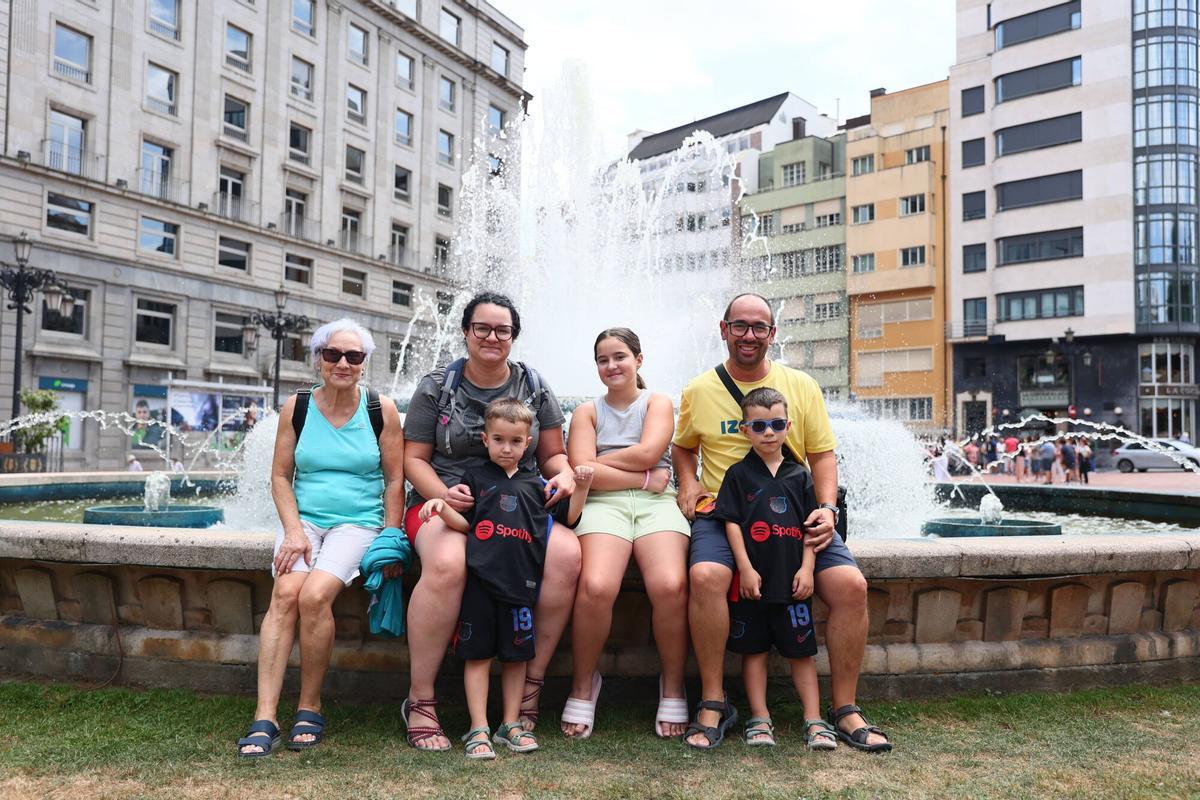 Los turistas disfrutan de la capital asturiana en los diferentes lugares emblemáticos.