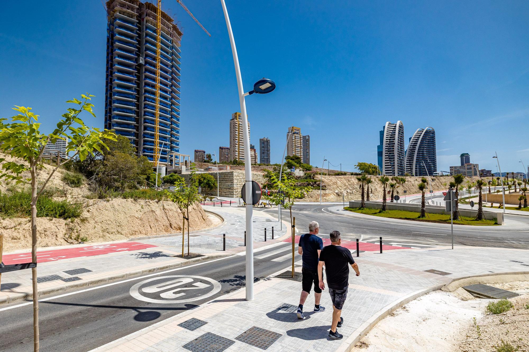 Los nuevos viales del sector 2/1 se abren este lunes al tráfico tras más de un año de obras de urbanización | La prolongación de tres avenidas permite conectar la zona norte de la avenida Vicente Pérez Devesa con la zona sur de Armada Española