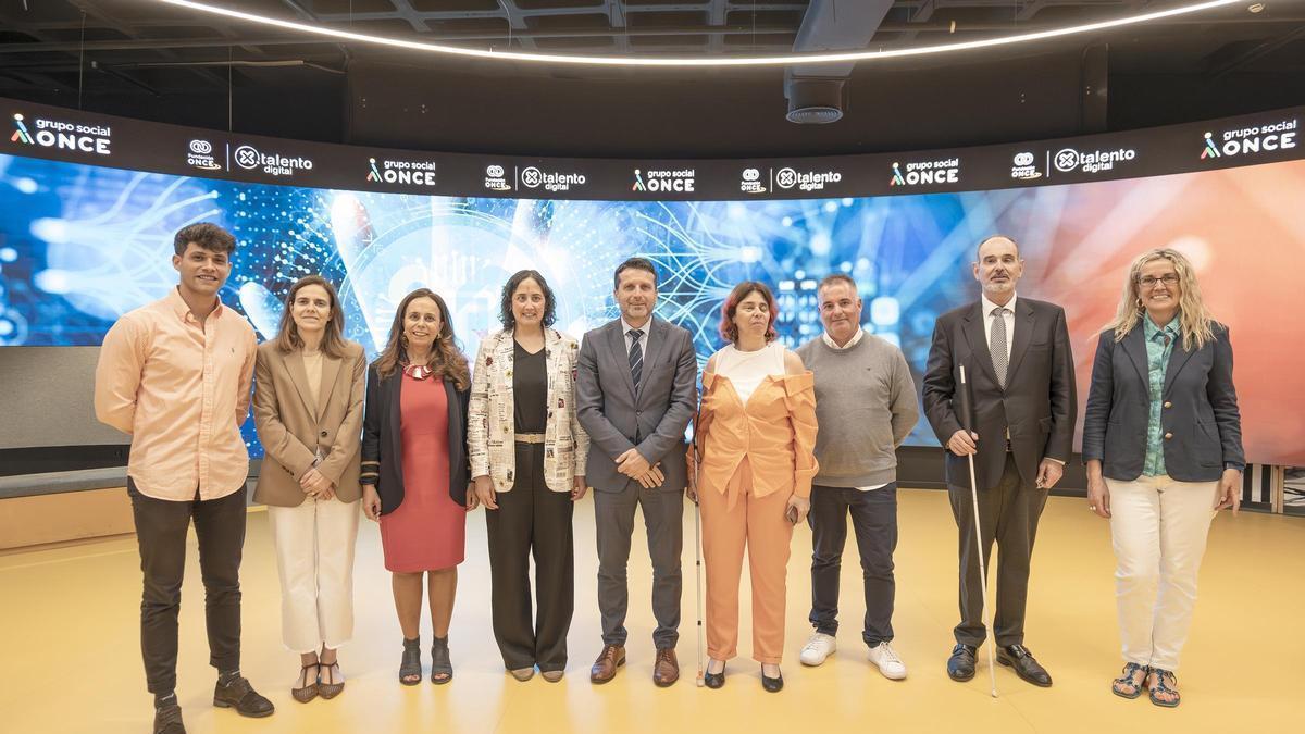 O alcalde de Boiro, no centro, na xuntanza celebrada na Fundación ONCE en Madrid.