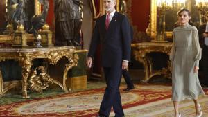 Los reyes Felipe VI y Letizia, a su llegada a la tradicional recepción a las altas autoridades del Estado y a representantes del mundo político, económico, social y cultural, tras el desfile por el Día de la Fiesta Nacional, este miércoles en el Palacio Real.