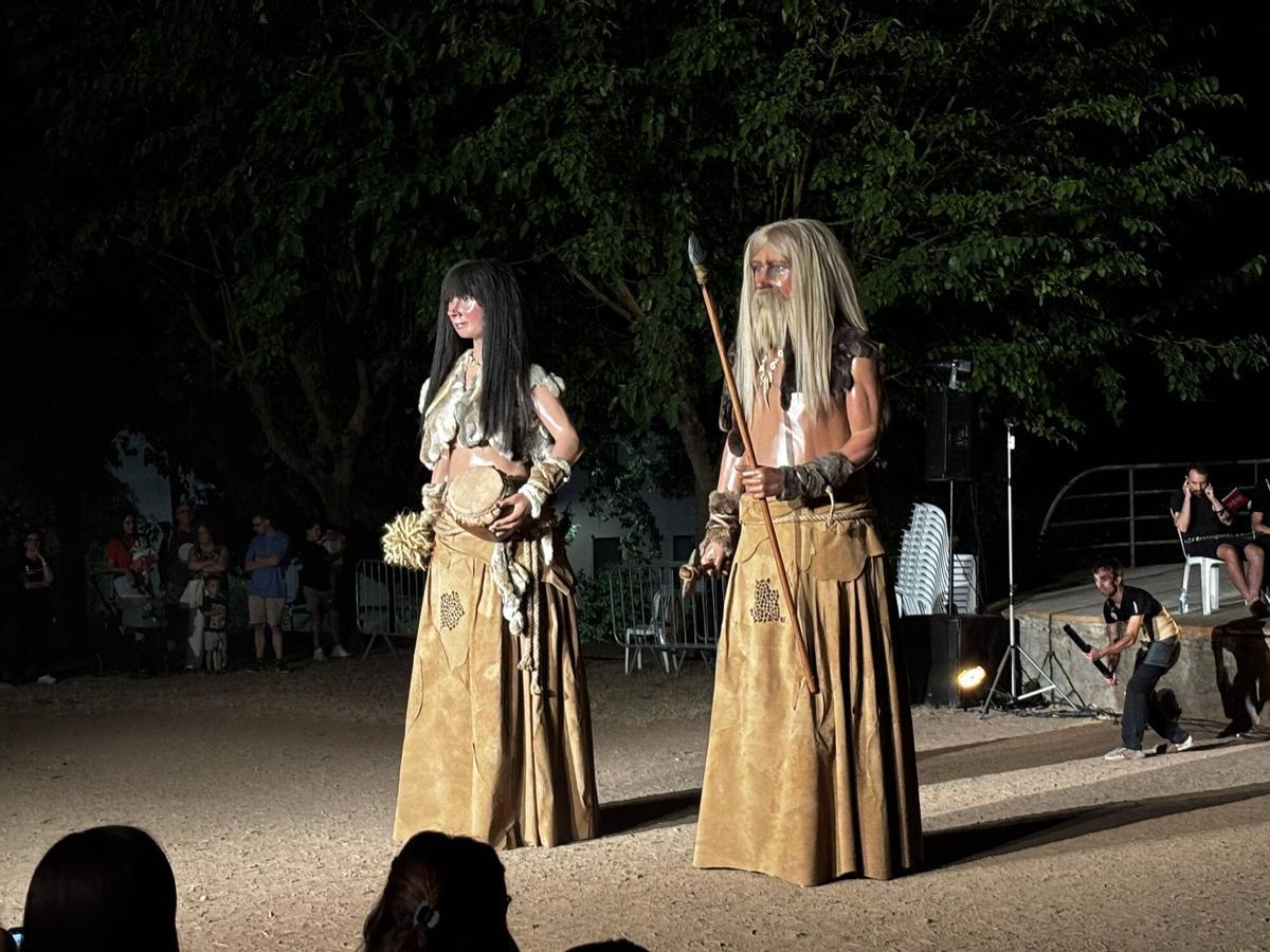 La nova imatge dels Gegants Prehistòrics de Moià, el Toll i la Teixonera