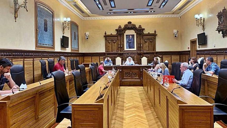 Ana González, ayer, presidiendo la sesión de la Junta de Gobierno.