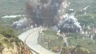 El momento en el que Israel ha bombardeado el puente Qasmiyeh, en el sur del Líbano