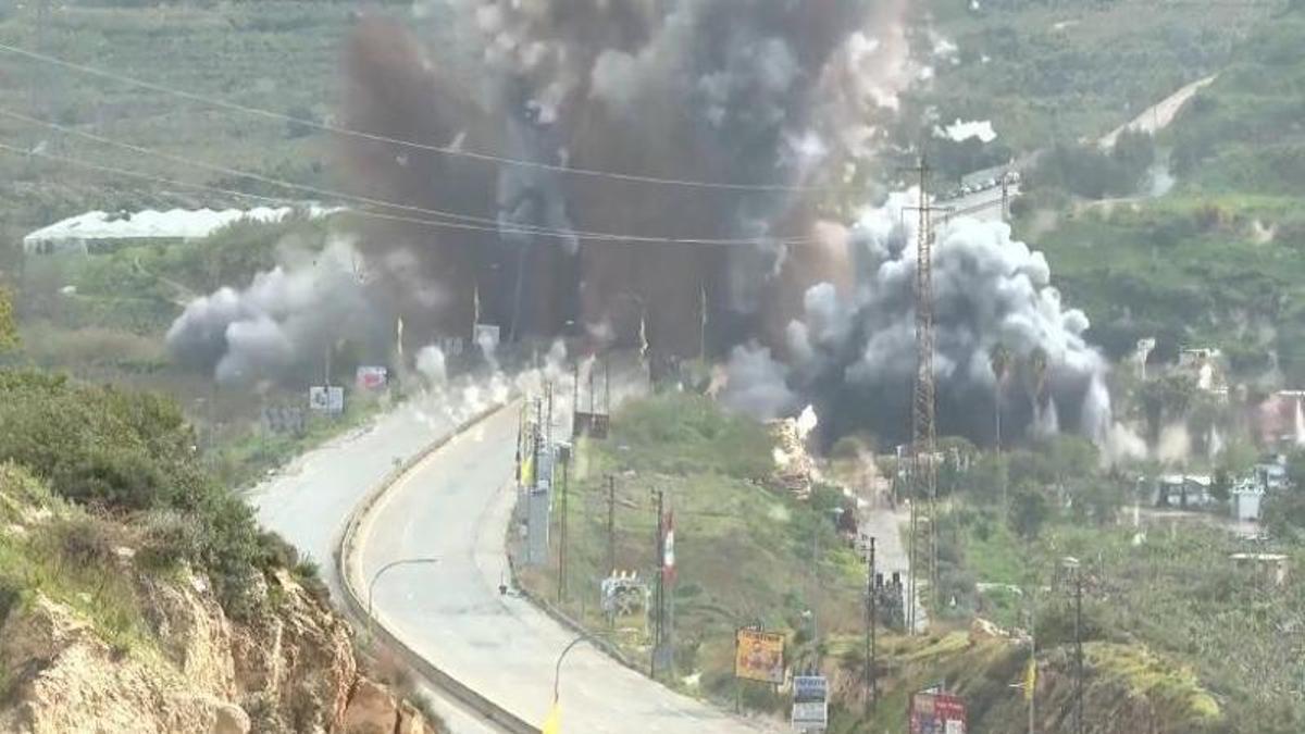 El momento en el que Israel ha bombardeado el puente Qasmiyeh, en el sur del Líbano
