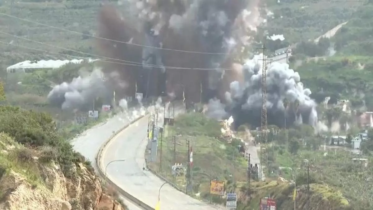 El momento en el que Israel ha bombardeado el puente Qasmiyeh, en el sur del Líbano