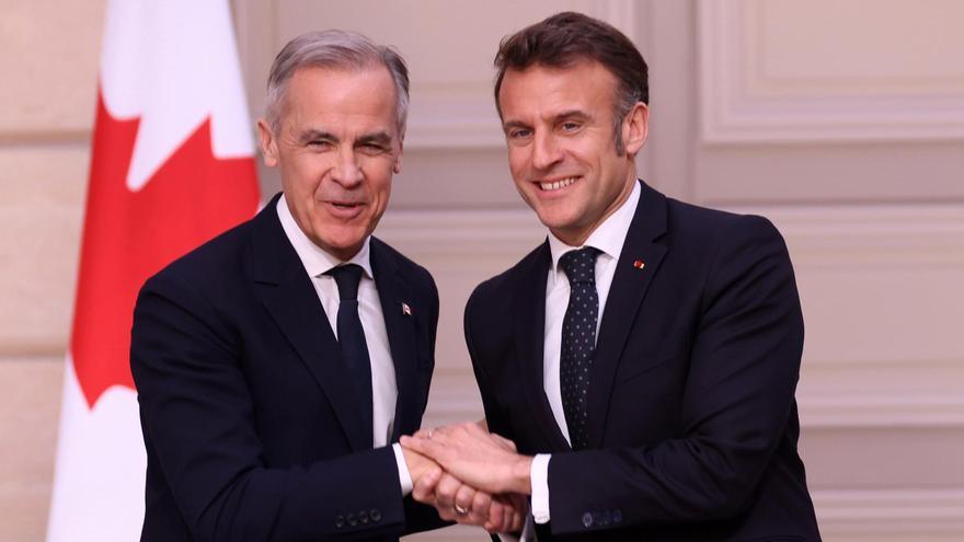 El primer ministro canadiense, Mark Carney, saluda al presidente francés, Emmanuel Macron, este lunes durante su visita a París.