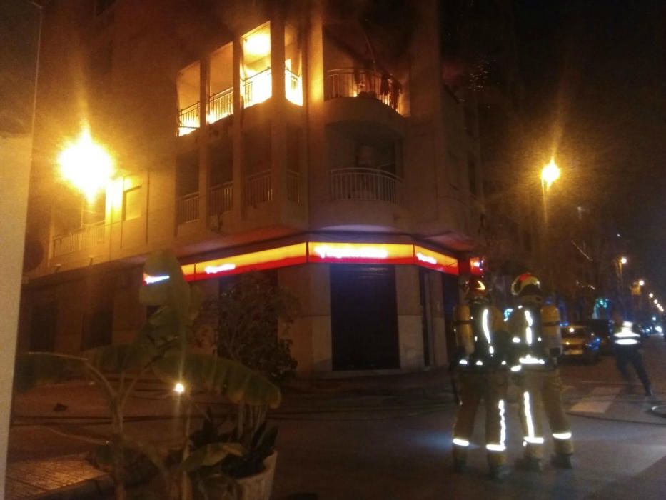 Bomberos de Torrevieja, Almoradí y Orihuela han intervenido para sofocar un incendio que ha obligado a desalojar el edificio de cinco plantas. Algunos vecinos han dejado el inmueble pasando por la azo