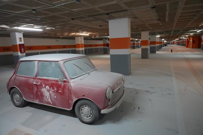 Galería: Vacían una decena de extintores sobre varios vehículos en el interior de un párking de Castelló