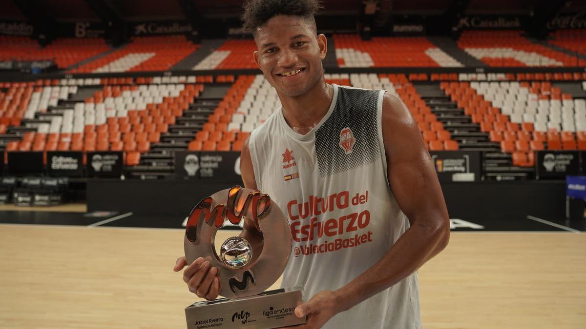 Jasiel Rivero, en La Fonteta con el trofeo de MVP de octubre de la Liga Endesa