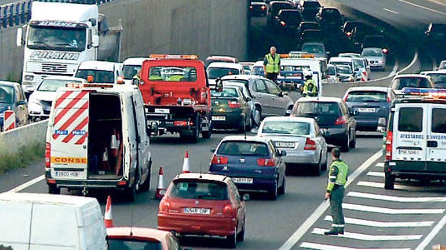 Cinco coches se vieron implicados en una colisión múltiple ayer en la Vía de Cintura