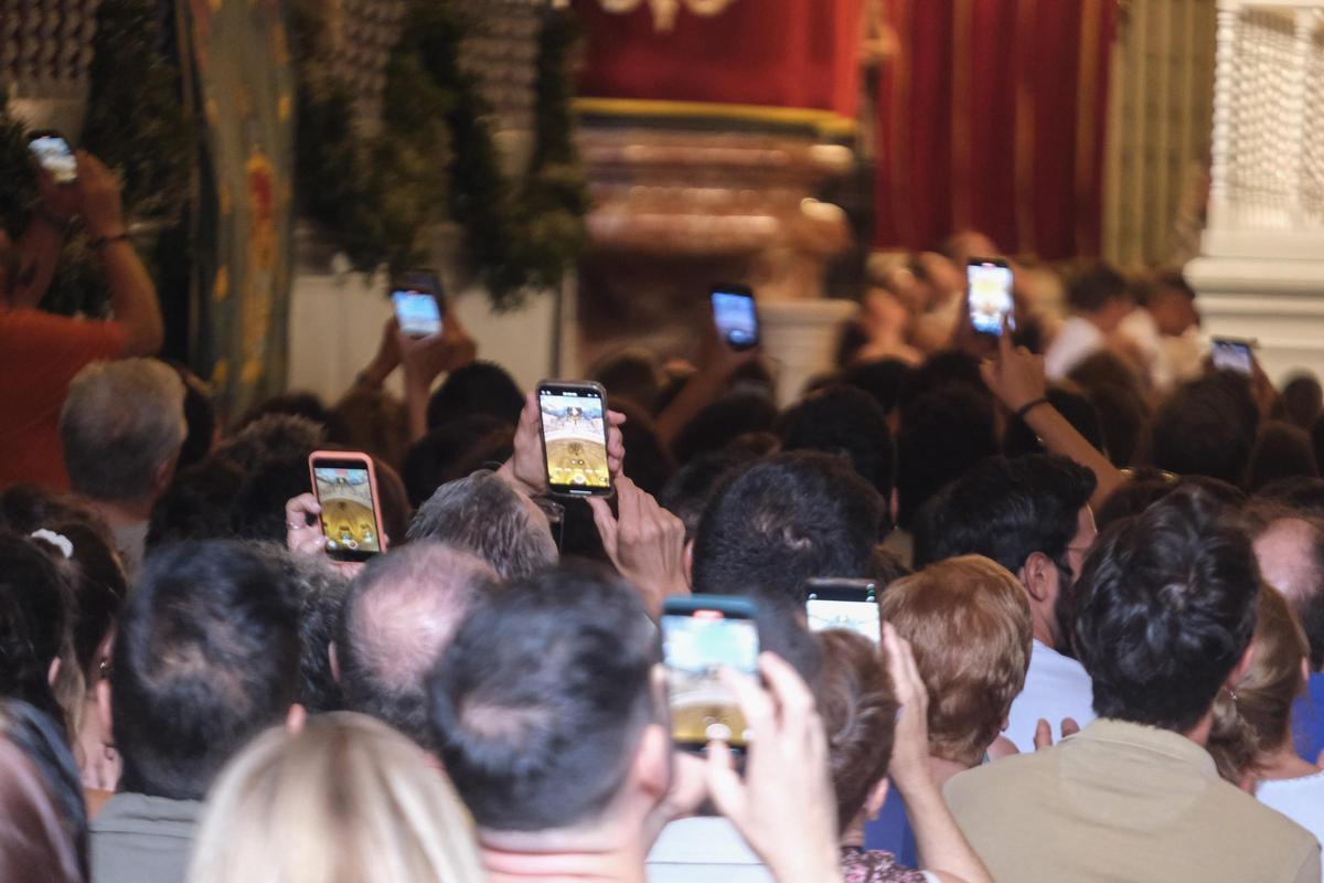 Los espectadores no pueden evitar la tentación de hacer fotografías o grabar un vídeo durante la escenificación.