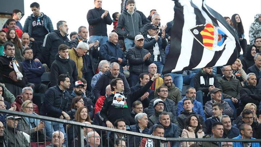 Sin público en La Rosaleda, pero con los mensajes de la grada de Castalia