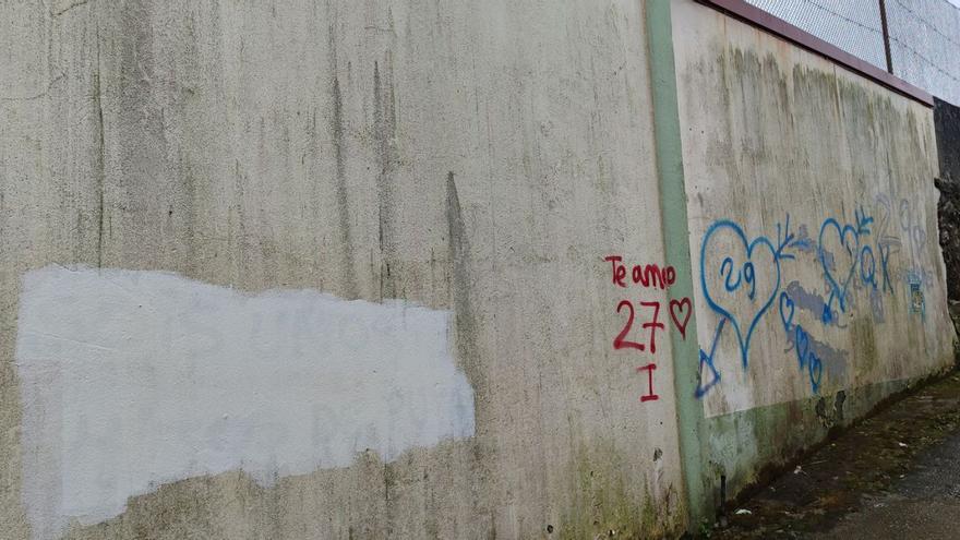 Pintada en la fachada de la Compañía de María, en la calle Enseñanza. | Santos Álvarez