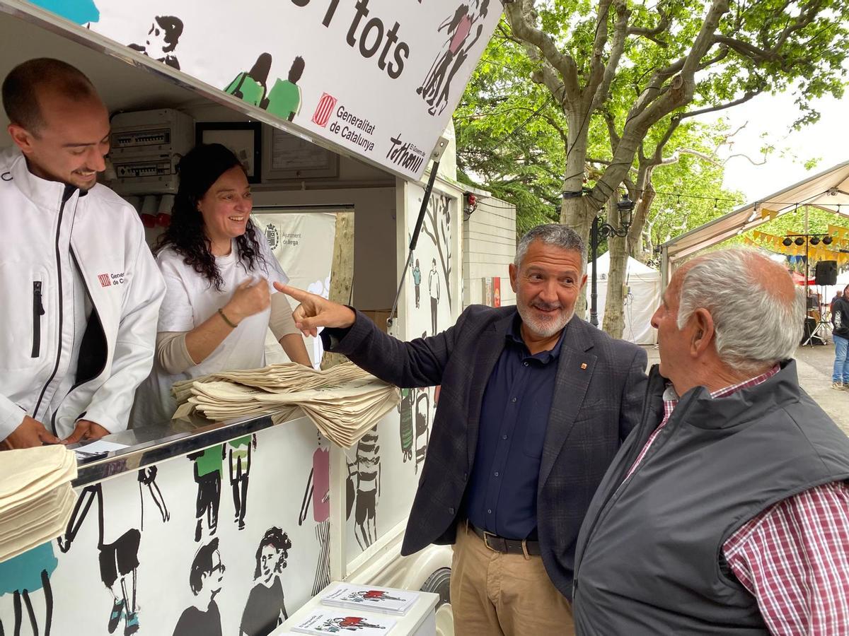 El conseller Sàmper a la info truck col·locada al mig del passeig de la Indústria de Berga