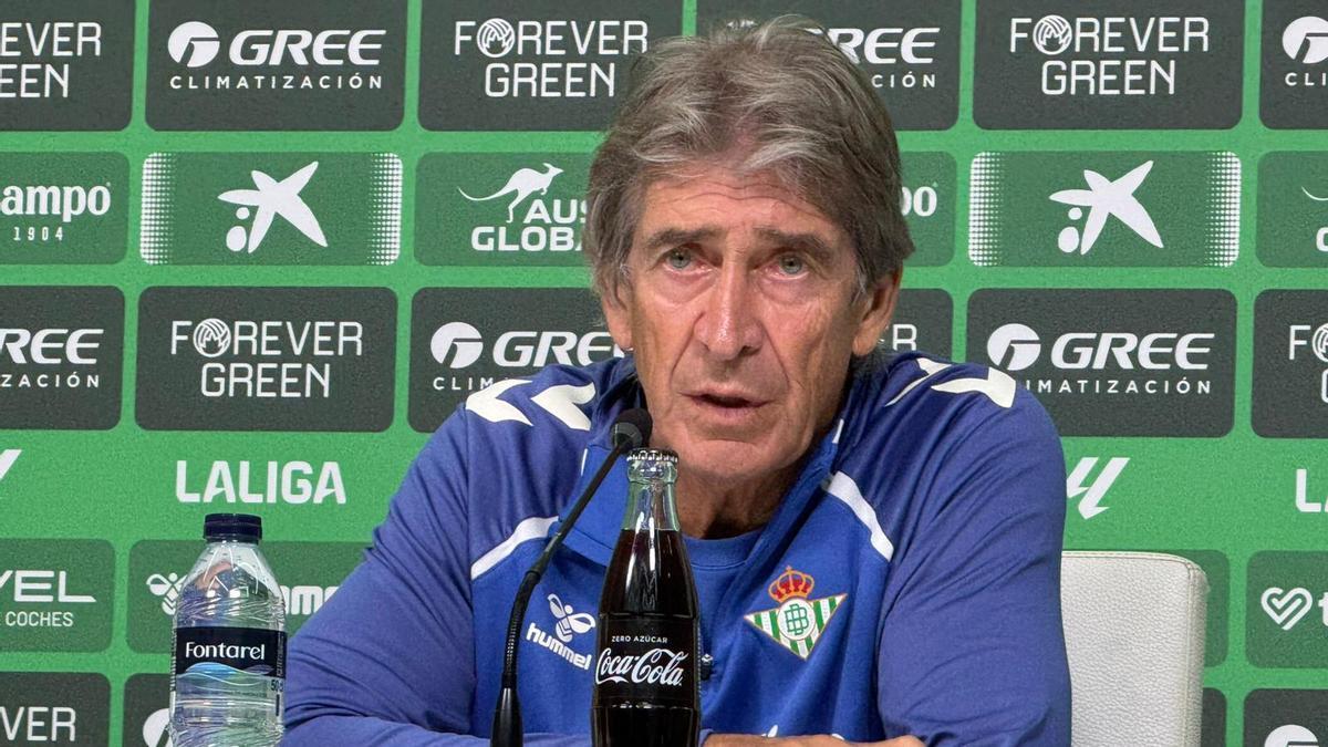 Manuel Pellegrini en una rueda de prensa con el Betis