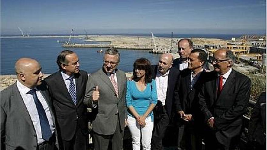 El ministre de Foment, José Blanco, al centre, durant un acte celebrat ahir a La Corunya.