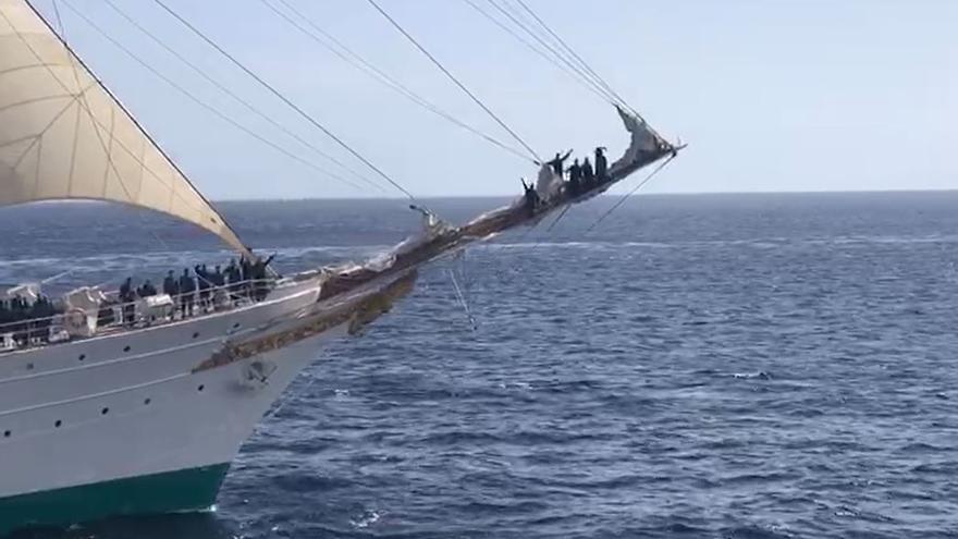 El buque de acción marítima Rayo rinde honores al Juan Sebastián Elcano
