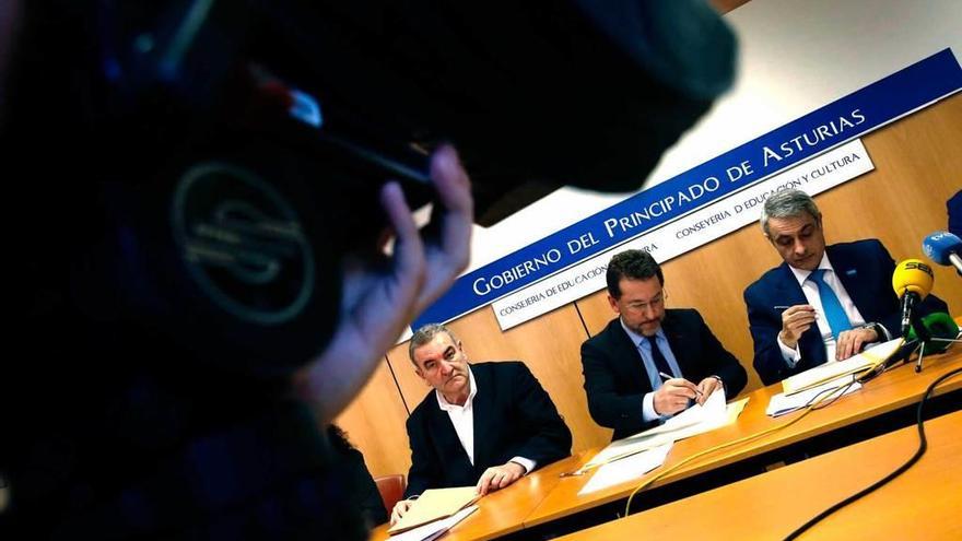 Manuel Capellán, Genaro Alonso y Gustavo Alonso, ayer durante, la firma del convenio entre la Consejería y el Observatorio de la FP Dual.