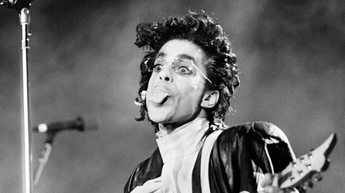 Prince interpreta Purple Rain en una versió de molt jove.