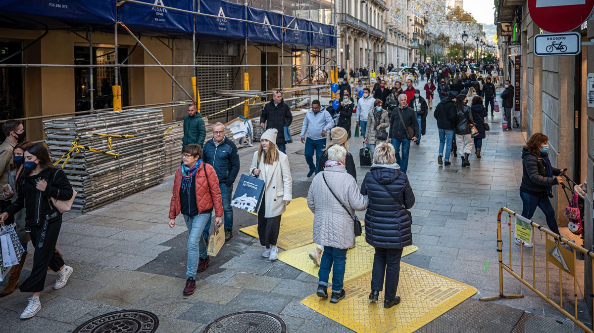 BCN retira les tanques que van col·lapsar el passeig al Portal de l’Àngel