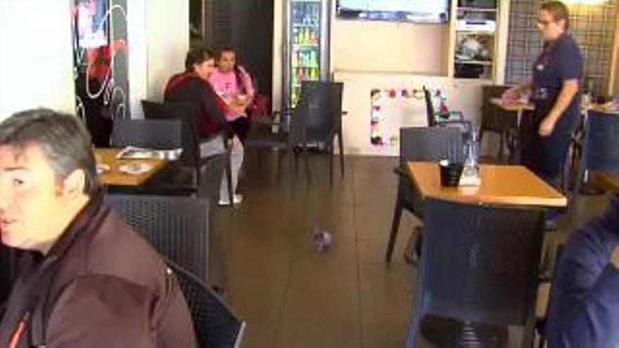 Es de las primeras en llegar, entra y desayuna a cuerpo de rey en el bar