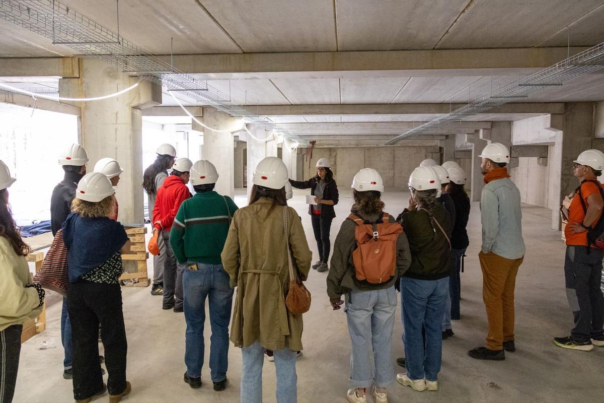 Futurs veïns de La Betrana en la visita que van fer dissabte passat a les obres