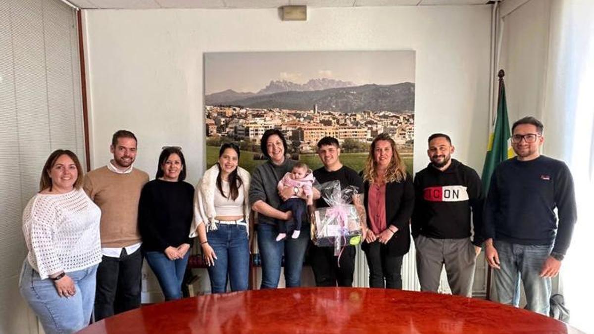 L’Ajuntament dona la benvinguda a la primera vilanovina de l’any: Azahara Curras Almeida