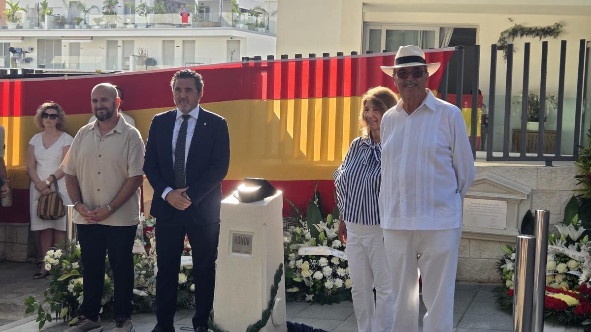 Una estatua para el recuerdo de los dos guardias asesinados