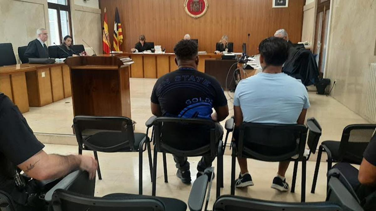 Los condenados por abusos sexuales de menores tuteladas en un piso de Palma durante el juicio en la Audiencia.