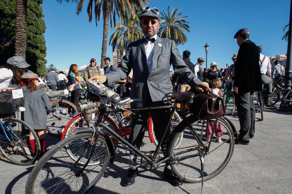 Encuentro de bicis antiguas y vestidos de época