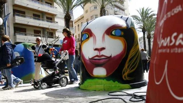 Uno de los contenedores de vidrio utilizados ayer en el concurso "Sprayate".