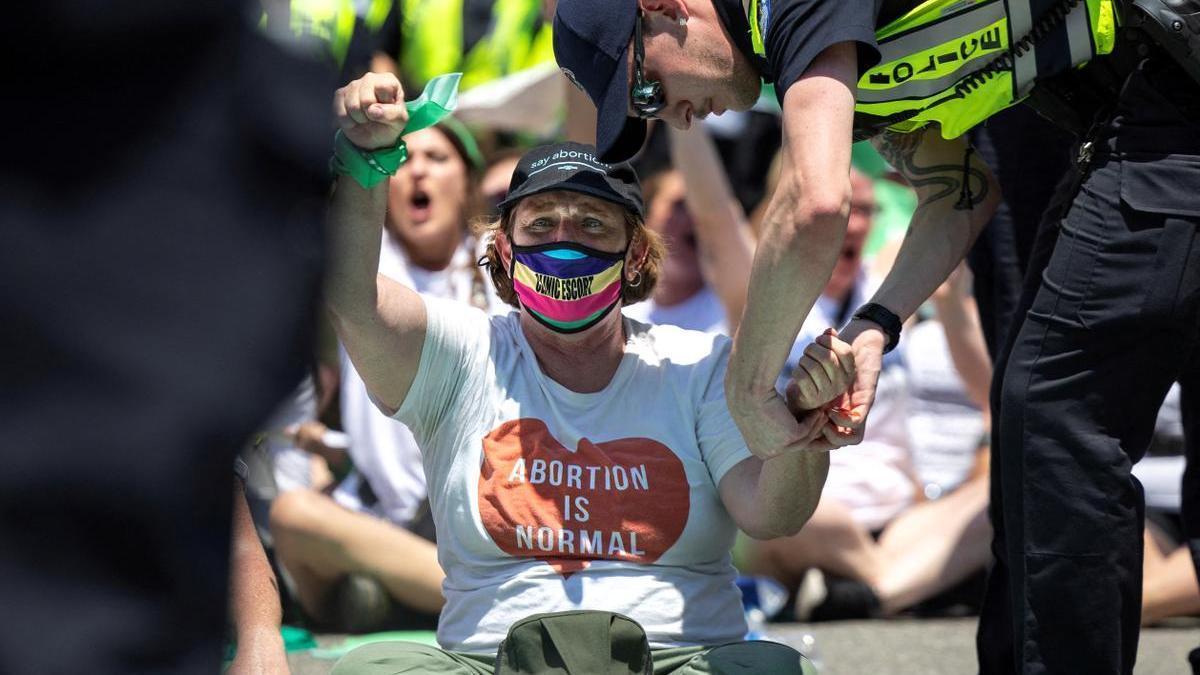 Un manifestante es objeto de una intervención policial durante las protestas en Washington contra la derogación de la ley del aborto en EEUU.