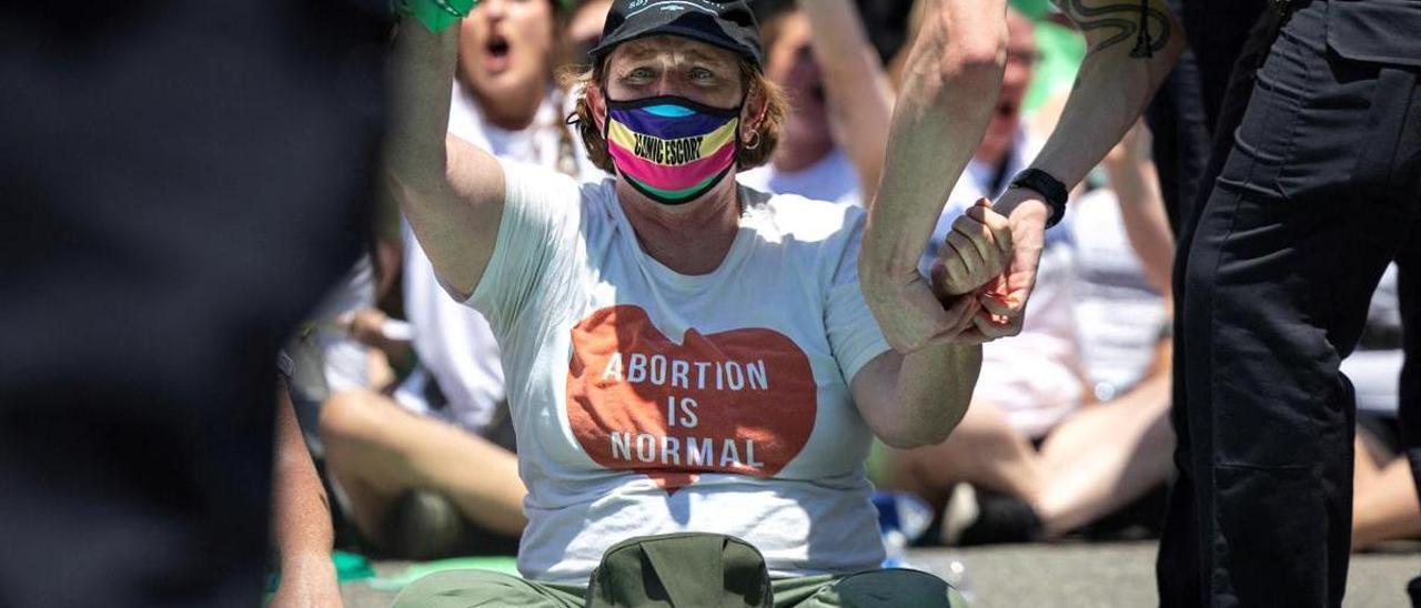 Un manifestante es objeto de una intervención policial durante las protestas en Washington contra la derogación de la ley del aborto en EEUU.